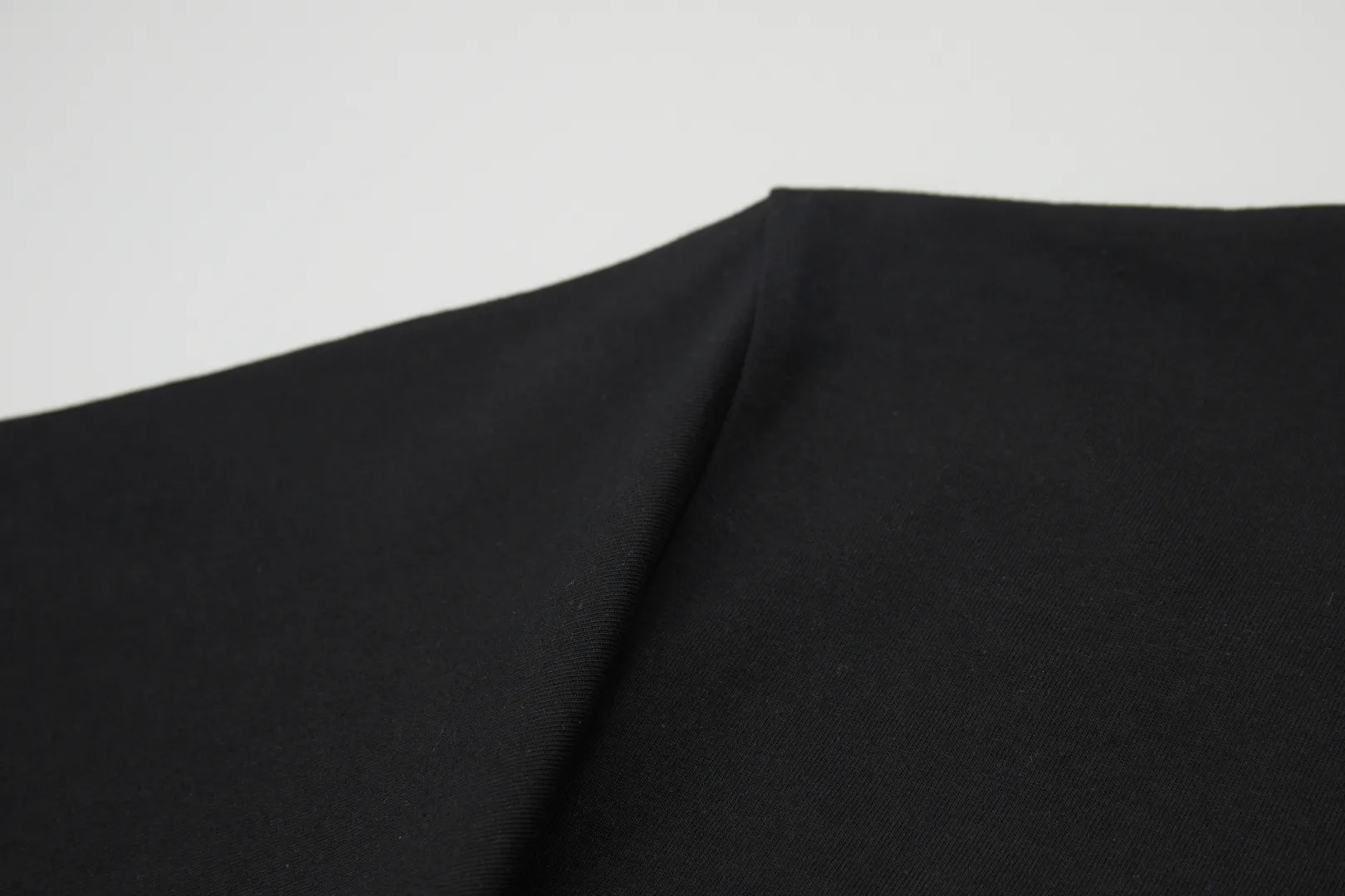 🅿️220 ✨CH✨🆕25SS spring and summer new style Crow Heart ✝ frame logo patch short sleeves Light luxury essential item for daily commuting for men and women Correct version Welcome to compare Detailed features · 260g 100% pure cotton double yarn jersey fabric · Custom dyed in the same cylinder, special thickened 32 double-ply 1X1 threads · Double-needle stitching and cross-stitching technology · Original main mark, washed tag, branded moisture-proof paper packaging Color: White/Black/ Size: S/M/L/XL